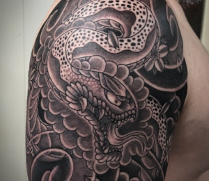 ブラックアンドグレイ｜蛇のタトゥー／刺青