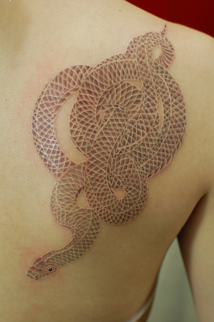 白筋の蛇のタトゥー｜ブラックアンドグレイ